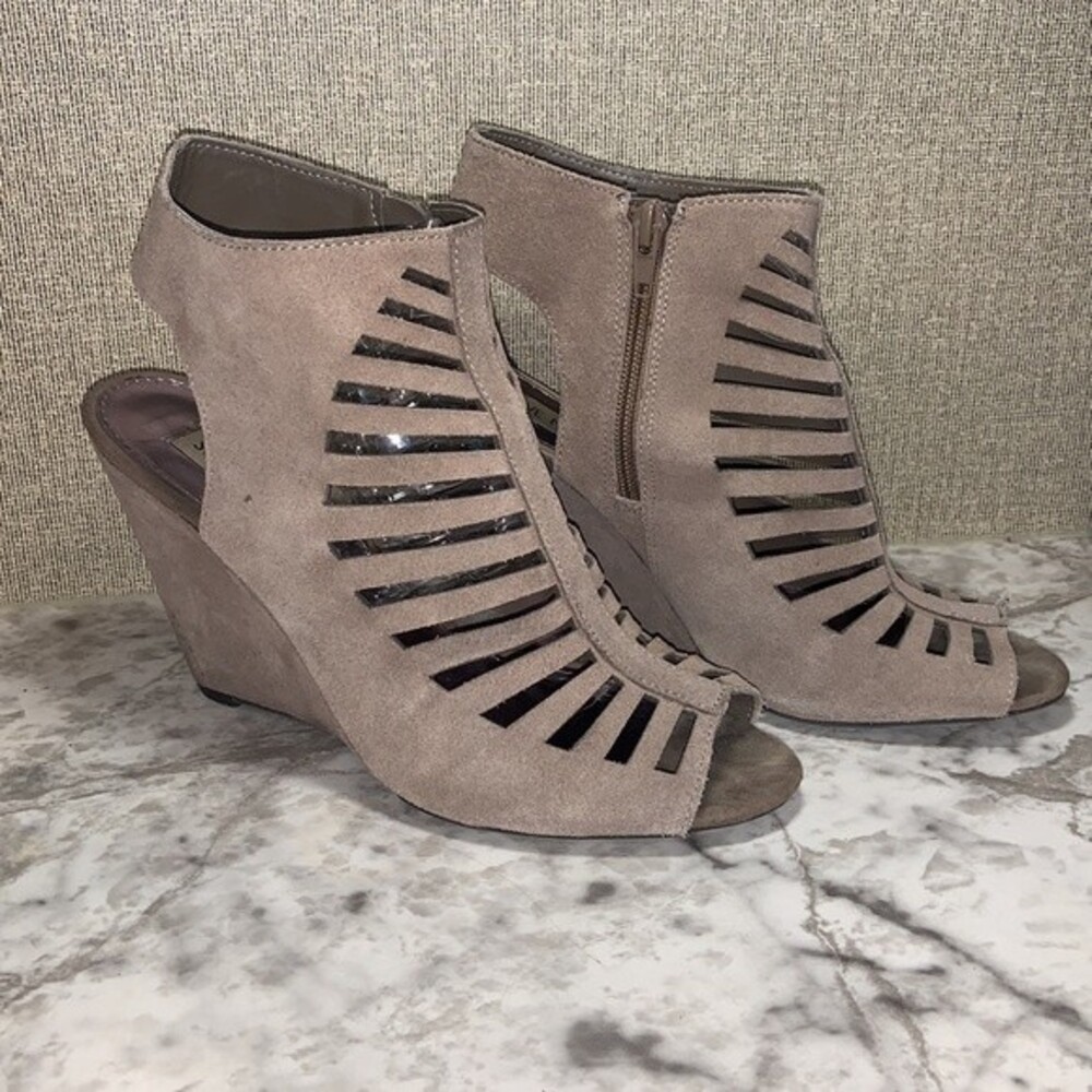 STEVE MADDEN PITERA Tan suede ankle strap wedge slingback sandals size 8